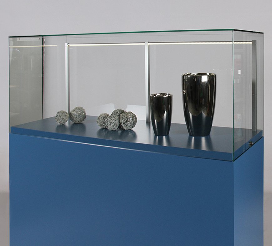 150 cm breite Sockelvitrine mit LED-Beleuchtung