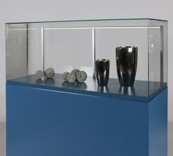 Sockelvitrine auf blauem Sockel
