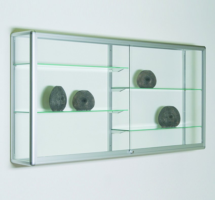 220 cm breite Wandvitrine mit Fachbodenträger mittig an der Rückwand