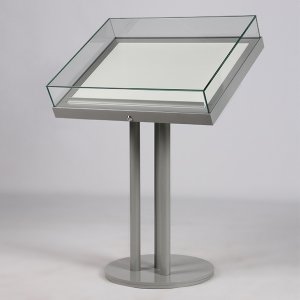Standsäulen-Vitrine mit Schrägboden und aufklappbarer Glashaube 