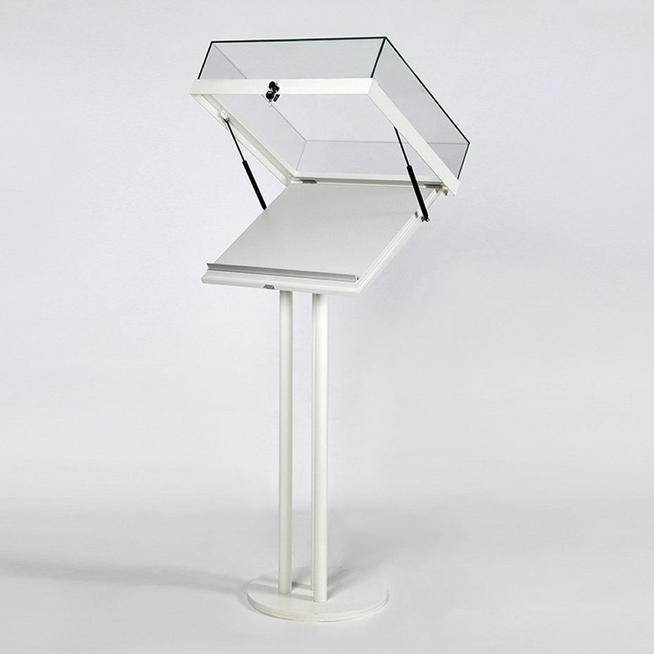 Buchvitrine mit Schrägboden und abschließbarer Glashaube