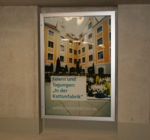 abschließbarer Wandschaukasten für City Light Poster mit einer homogenen LED-Hinterleuchtung