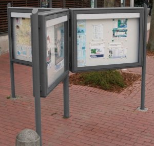 Schauksten-Sternanlage mit 3 beidseitige Schaukästen an 4 Rundpfosten