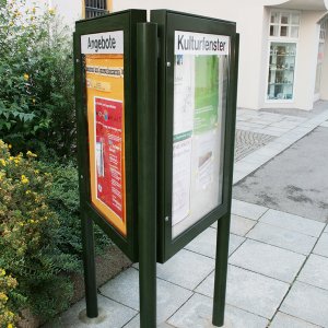 dreiseitiger Schaukasten-Ständer für den Außenbereich