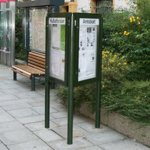 Schaukasten-Dreieckanlage mit 3 Außenbereich-Schaukästen an 3 Rundpfosten als dreiseitige Schaukastenanlage