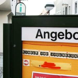 Schaukasten-Dreieckanlage mit drei witterungsbeständigen Schaukästen im Hochformat