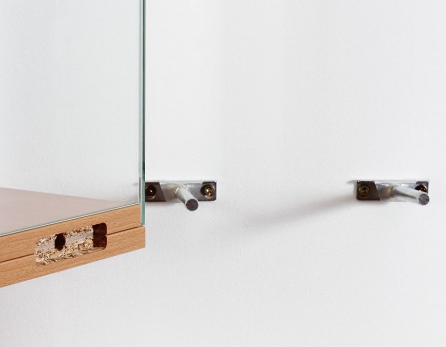 abnehmbare Einsteck-Wandvitrine mit Steckbolzen zur stabilen Wandbefestigung