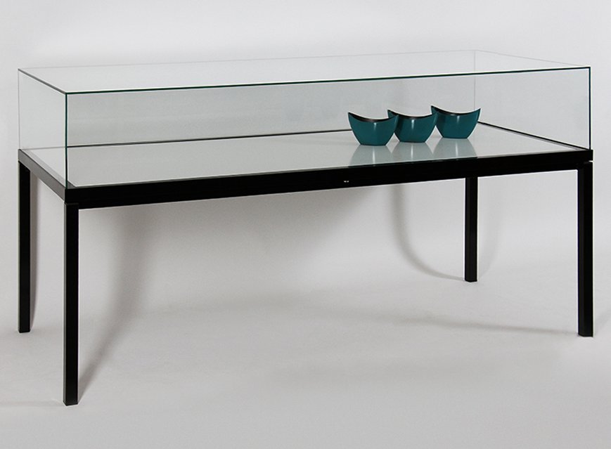 breite Tischvitrine (Breite = 220 cm) mit profilloser und aufklappbarer Glashaube