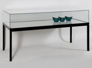 breite Tischvitrine (Breite = 220 cm) mit profilloser und aufklappbarer Glashaube