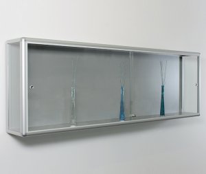 extra breite Wandvitrine Breite = 240 cm mit abschließbaren Schiebetüren