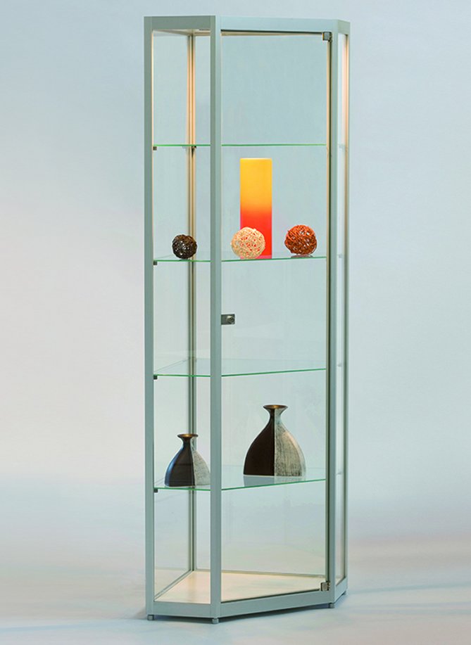 abschließbare Fünfeckvitrine aus bruchfestem Sicherheitsglas mit höhenverstellbaren Fachböde