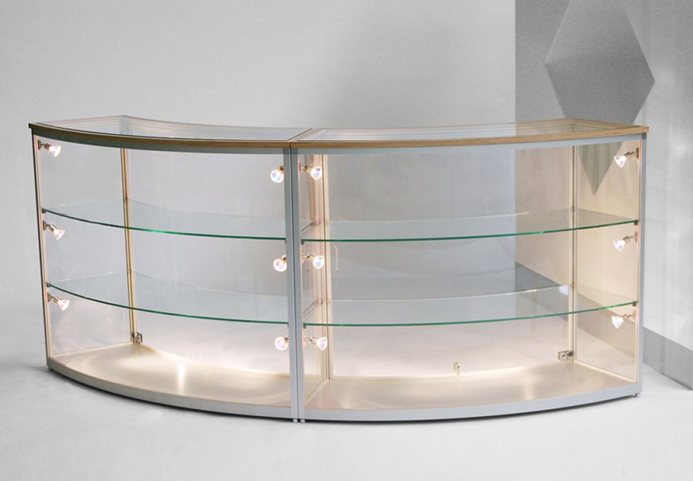 gebogene Thekenvitrine mit abschließbaren Drehtüren aus Acrylglas