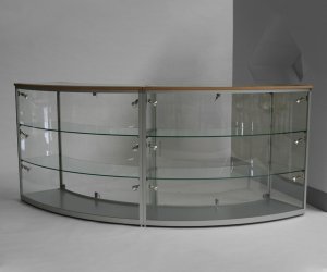 gebogene Thekenvitrine aus bruchfesten Acrylglas abschließbar
