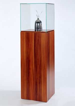 Holzdekor-Sockelvitrine mit rahmenloser Glashaube