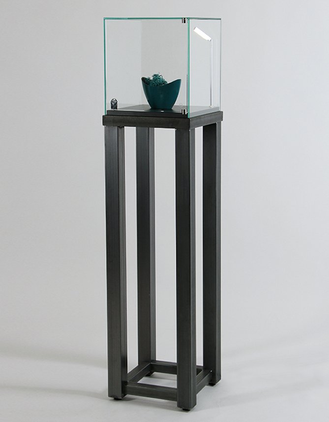Sockelvitrine mit quadratischer Glashaube auf massivem Stahlgestell in RAL-Farbe