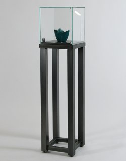 Sockelvitrine mit quadratischer Glashaube ohne Profilrahmen auf massivem Stahlgestell
