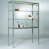 Glasvitrine auf hohen Standbeinen