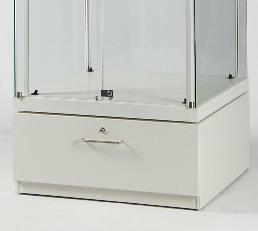 abschließbare Standvitrine für große Exponate auf Sockel mit Staufach große Glasvitrine auf Sockel mit abschließbarer Schublade als Staufach