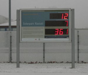 großer Schaukasten-Ständer abschließbare Klappflügeltür freistehende Bodenmontage 