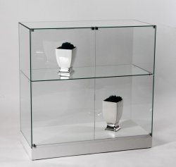 halbhohe rahmenlose Vollglas-Schrankvitrine auf kleinem Sockel