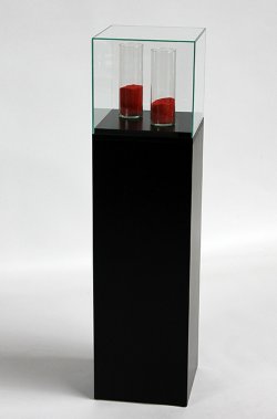 robuste Haubenvitrine 35 x 35 x 35 cm auf schwarzem Sockel Höhe: 100 cm