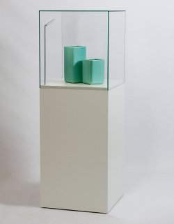 Sockelvitrine mit nicht abschließbarer Glashaube Sicherheitsglas UV-verklebt auf Sockel