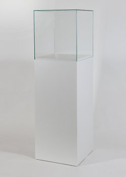 elegante Haubenvitrine 40 x 40 x 40 cm auf weißem Sockel Sockelhöhe: 100 cm