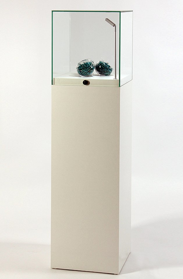 robuste Sockelvitrine mit abschließbarer Vitrinenhaube UV-verklebt auf weißem Sockel