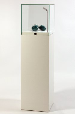 Sockelvitrine mit abschließbarer Glashaube UV-verklebt auf weißem Sockel
