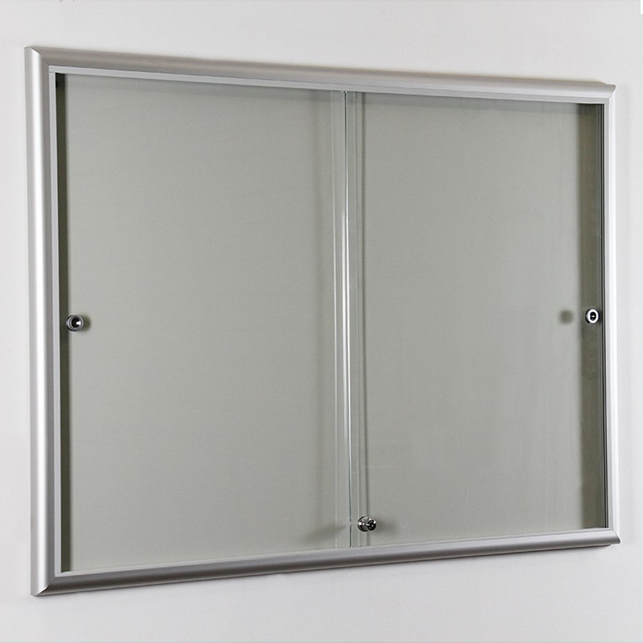 schmaler Wandschaukasten für den Innebereich mit abschließbaren Schiebetüren und magnetischer Rückwand