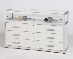 robuste und abschließbare Ladenvitrine mit 3 großen Schubladenfächer