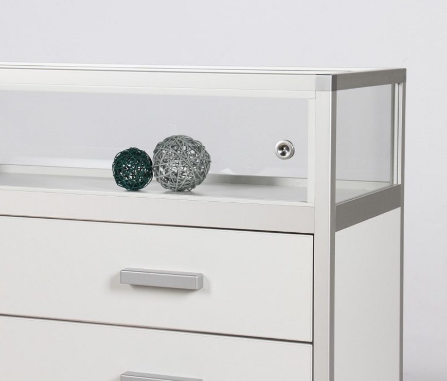 abschließbare Ladenvitrine auf Unterschrank mit Schubladen