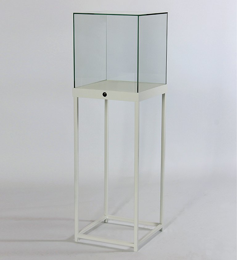 elegante Sockelvitrine mit abnehmbarer verriegelbarer Glashaube auf Metallgestell