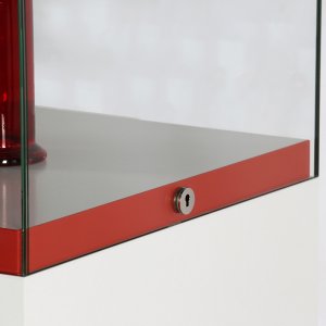 Sockelvitrine mit verrigelbarer Stülphaube