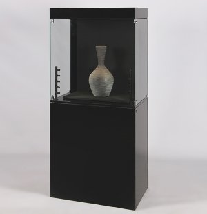 hochwertige Galerie-Vitrine (Höhe = 180 cm) auf Sockel (Höhe = 90 cm) mit Stauraum