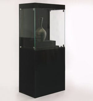 Galerie-Vitrine mit abschließbarem Vitrinenteil auf 90 cm hohen Sockel