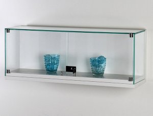rahmenlose Wandvitrine mit zwei abschließbaren Drehflügeltüren