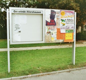 Freistehender Außenbereich-Schaukasten mit Plakatwand