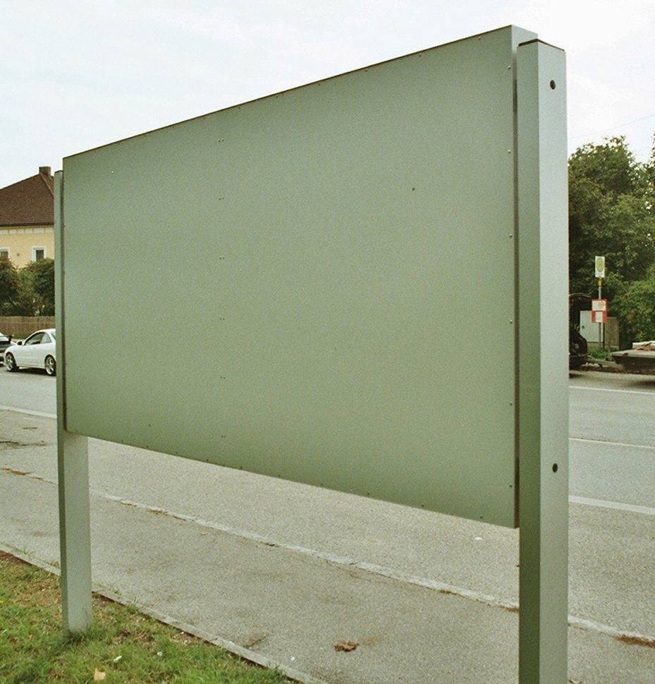 Außenbereich-Schaukasten mit Plakatwand an Stahlpfosten zur Bodenmontage