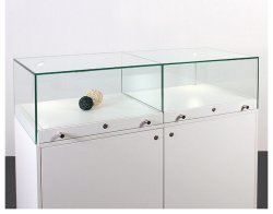 Schmuckvitrine mit Glashaube und Auszugstablare auf Unterschrank