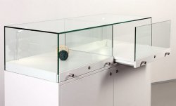 Schmuckvitrine mit abschließbaren Auszugstablare auf Sockel