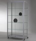 Schrankvitrine auf Laufrollen