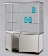 Schrankvitrine mit Schubladenschrank