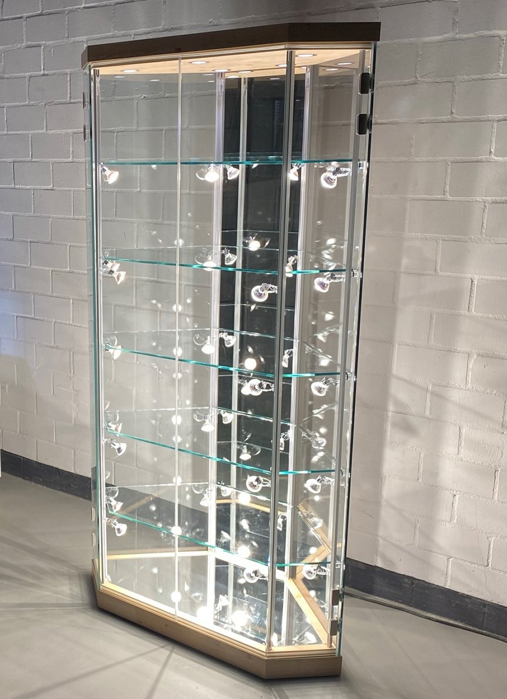 sechseckige Standvitrine mit UV-verklebten Glasfronten und Spiegelrückwand