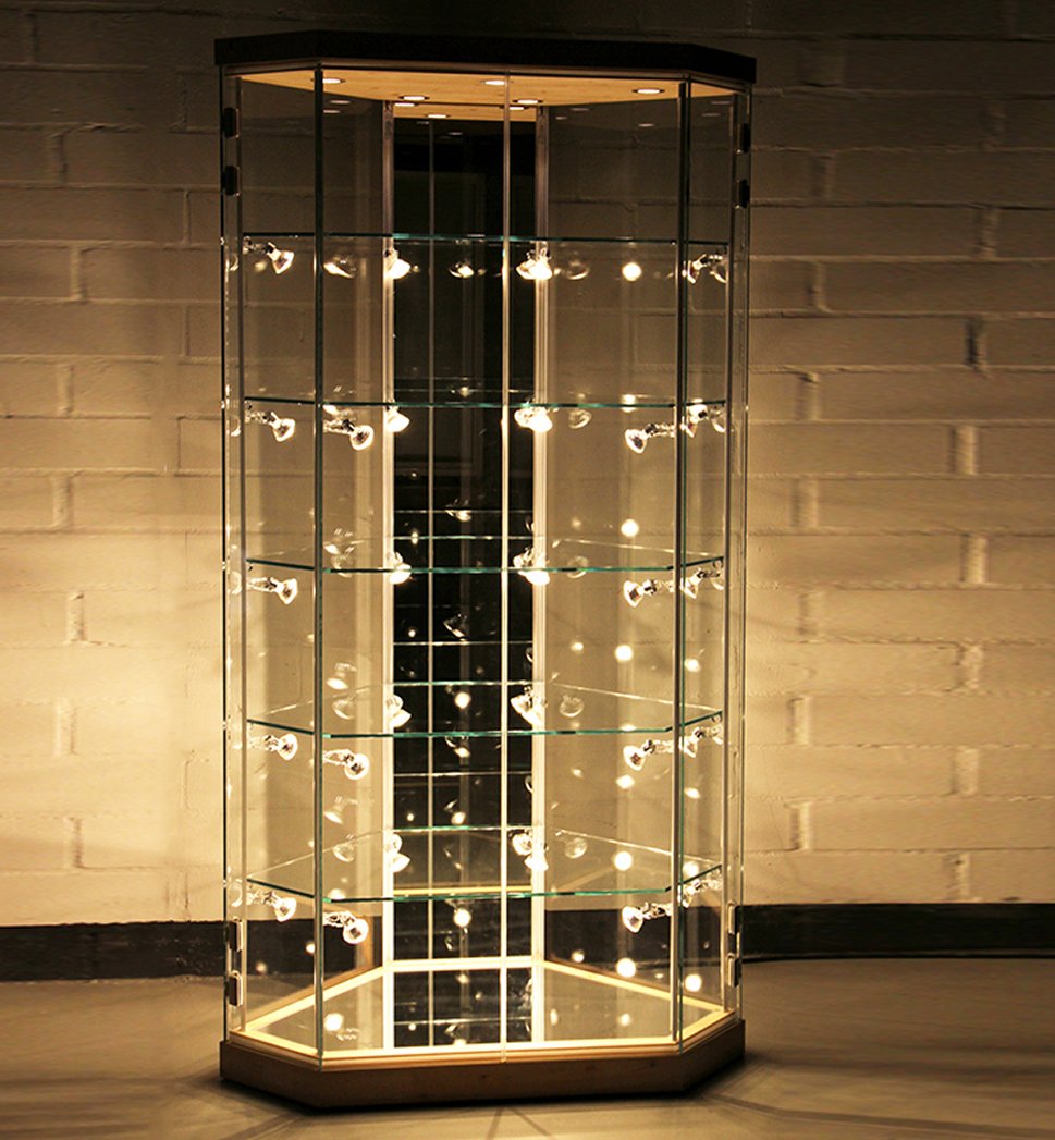 sechseckige Sammlervitrine mit LED-Beleuchtung und Spiegelrückwand