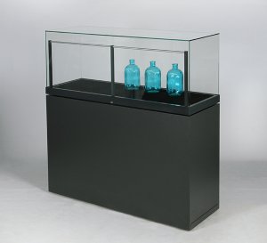 breite Sockelvitrine mit bruchfester Glashaube und Gasdruckfedernöffnung