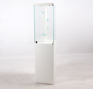 Vitrine mit 4 drehende Fachböden an motorisierster Drehsäule auf 1 Meter hohen Sockel