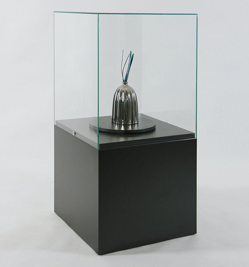 Sockelvitrine mit verriegelbarer Stülphaube und Drehteller