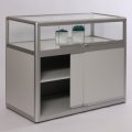 Thekenvitrine mit großem Unterschrank