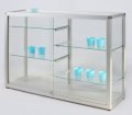 halbhohe Glasvitrine als robuste Thekenvitrine